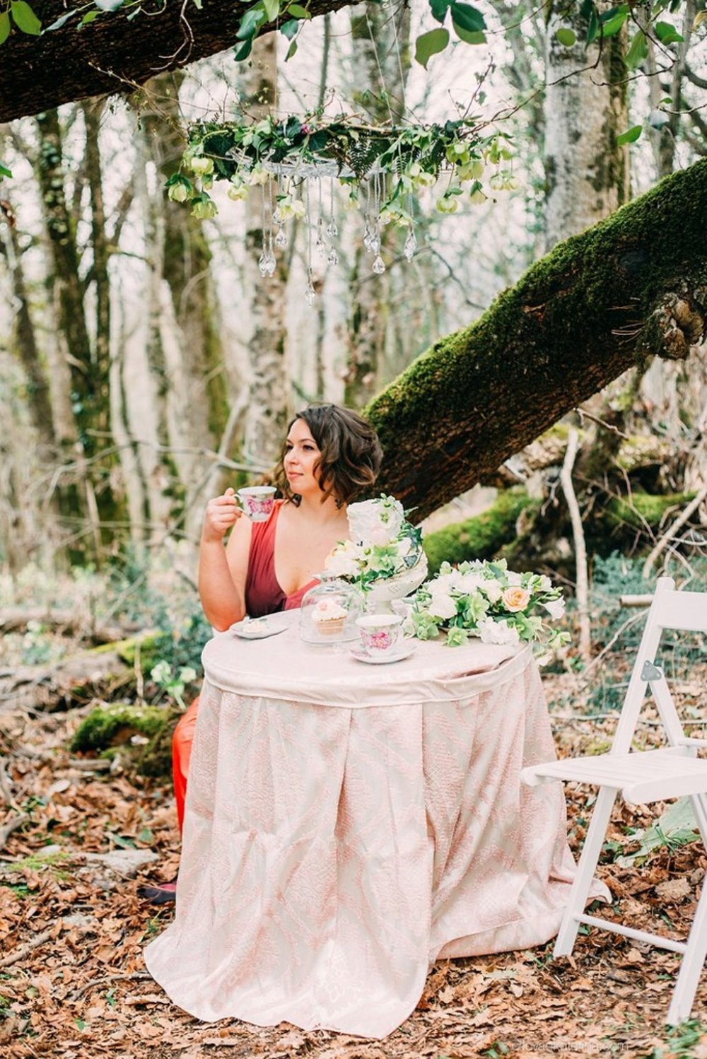 Фотосессия в лесу: белый торт, розовая скатерть, подружка невесты пьет чай