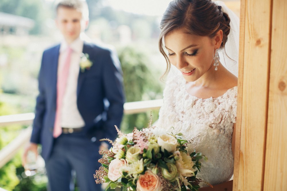 Прекрасная невеста с букетом в ожидании жениха
