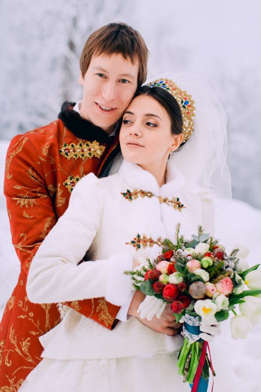 Эффектные зимние образы жениха и невесты в русском стиле