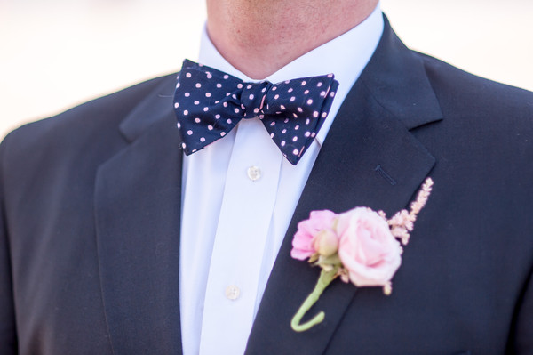 Аксессуары жениха: синий галстук-бабочка, розовая бутоньерка